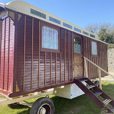 Vintage Showman'S Wagon For Two Close To Beach Plymouth Eksteriør billede