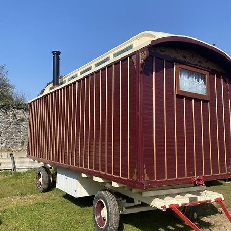 Vintage Showman'S Wagon For Two Close To Beach Plymouth Eksteriør billede