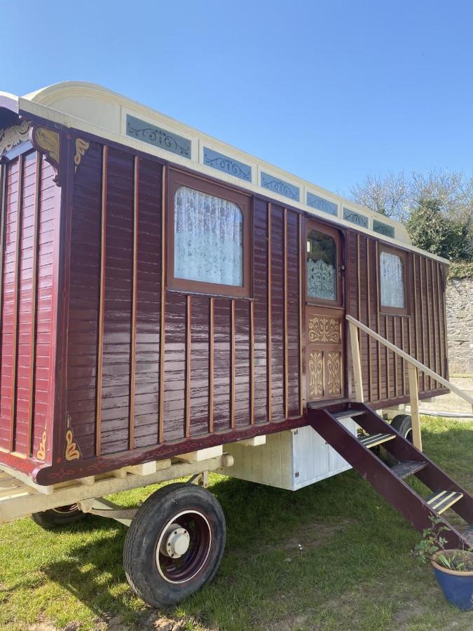 Vintage Showman'S Wagon For Two Close To Beach Plymouth Eksteriør billede