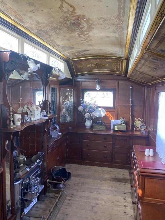 Vintage Showman'S Wagon For Two Close To Beach Plymouth Eksteriør billede